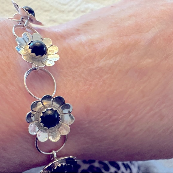 Delicate sterling silver flower bracelet with onyx stones. - Picture 7 of 7